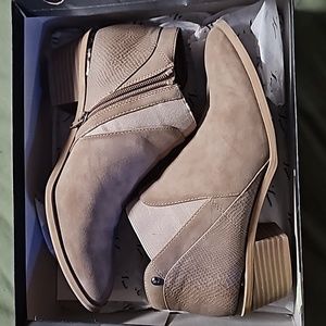 Simply Vera Vera Wang bootie, sand, 8.5, used with box.